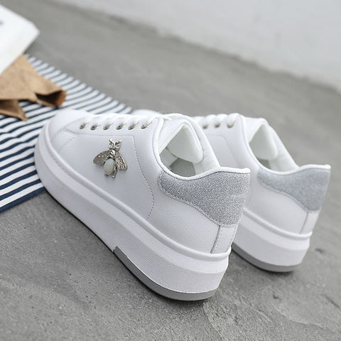 Trendige modische weiße Schuhe – Biene