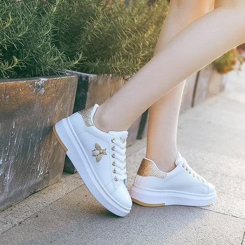 Trendige modische weiße Schuhe – Biene