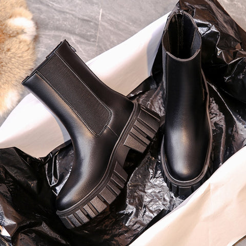 Gekerbte Chelsea-Stiefel – Lily – Chunky aus schwarzem Kunstleder